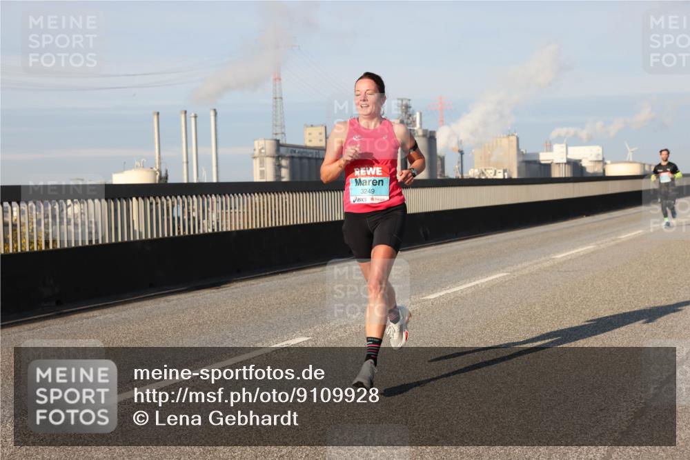 03.10.2025 - Köhlbrandbrückenlauf Lena Gebhardt http://msf.ph/oto/9109928 03.10.2025 09:41:28 Position 2 3249 meine-sportfotos.de
