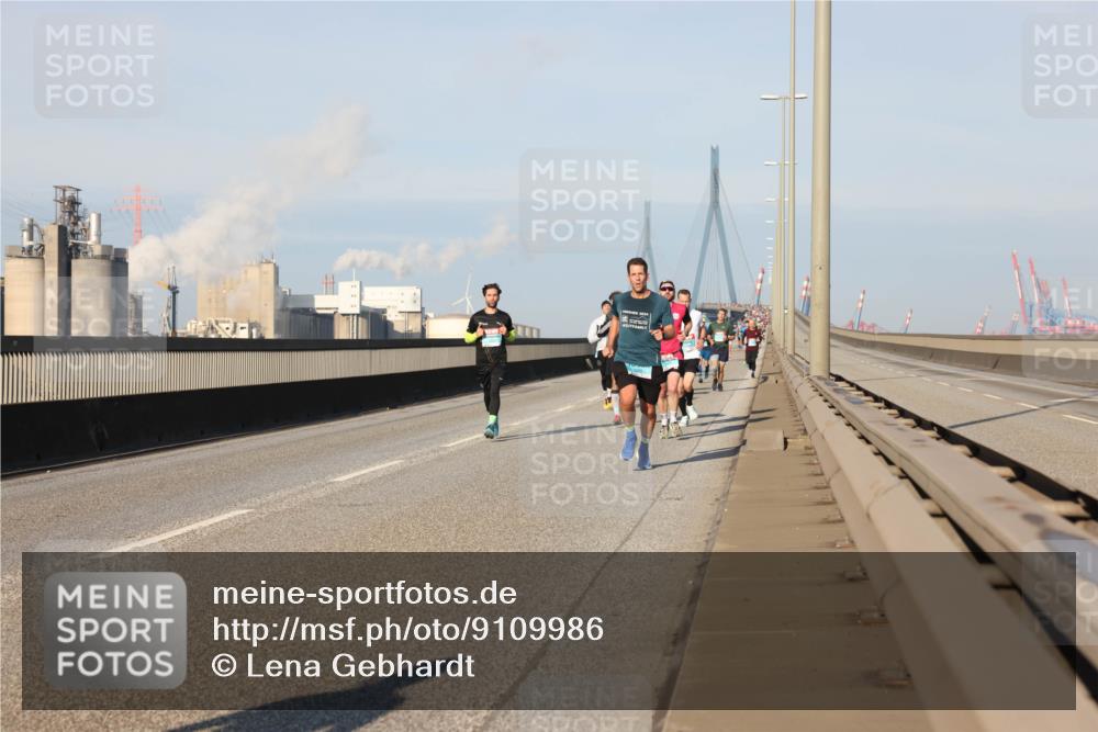 03.10.2025 - Köhlbrandbrückenlauf Lena Gebhardt http://msf.ph/oto/9109986 03.10.2025 09:41:28 Position 2  meine-sportfotos.de
