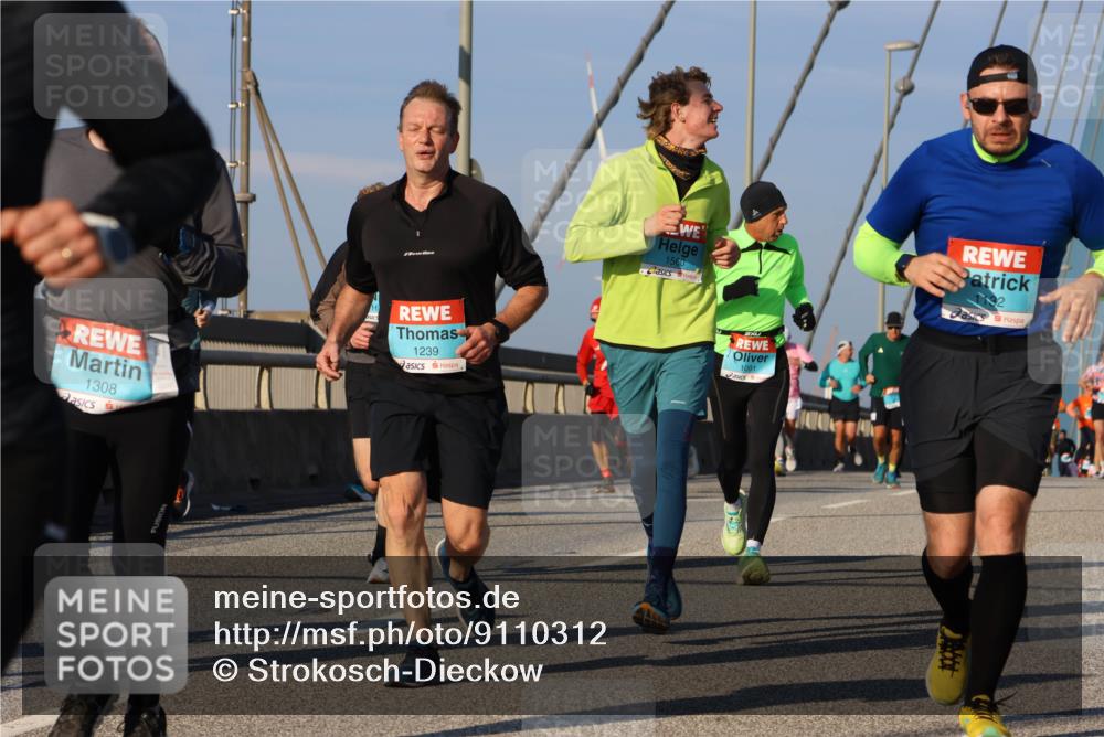 03.10.2025 - Köhlbrandbrückenlauf Strokosch-Dieckow http://msf.ph/oto/9110312 03.10.2025 09:42:03 Position 2 1308, 1239, 1560, 1091, 32 meine-sportfotos.de