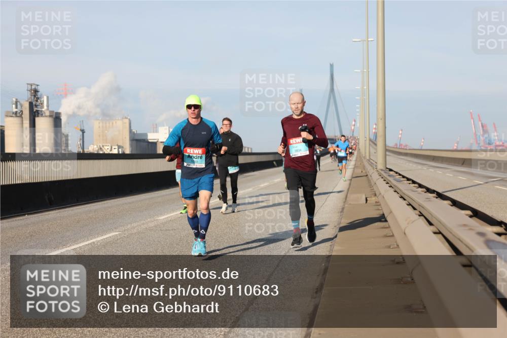 03.10.2025 - Köhlbrandbrückenlauf Lena Gebhardt http://msf.ph/oto/9110683 03.10.2025 09:41:41 Position 2 3834 meine-sportfotos.de