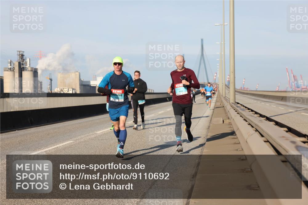 03.10.2025 - Köhlbrandbrückenlauf Lena Gebhardt http://msf.ph/oto/9110692 03.10.2025 09:41:41 Position 2 1050, 3834 meine-sportfotos.de