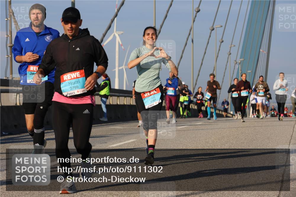 03.10.2025 - Köhlbrandbrückenlauf Strokosch-Dieckow http://msf.ph/oto/9111302 03.10.2025 09:43:55 Position 2 3799, 3797 meine-sportfotos.de