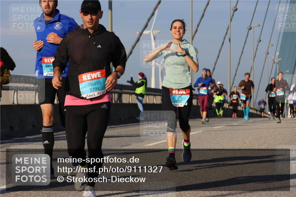03.10.2025 - Köhlbrandbrückenlauf Strokosch-Dieckow http://msf.ph/oto/9111327 03.10.2025 09:43:56 Position 2 20, 3799, 3797 meine-sportfotos.de
