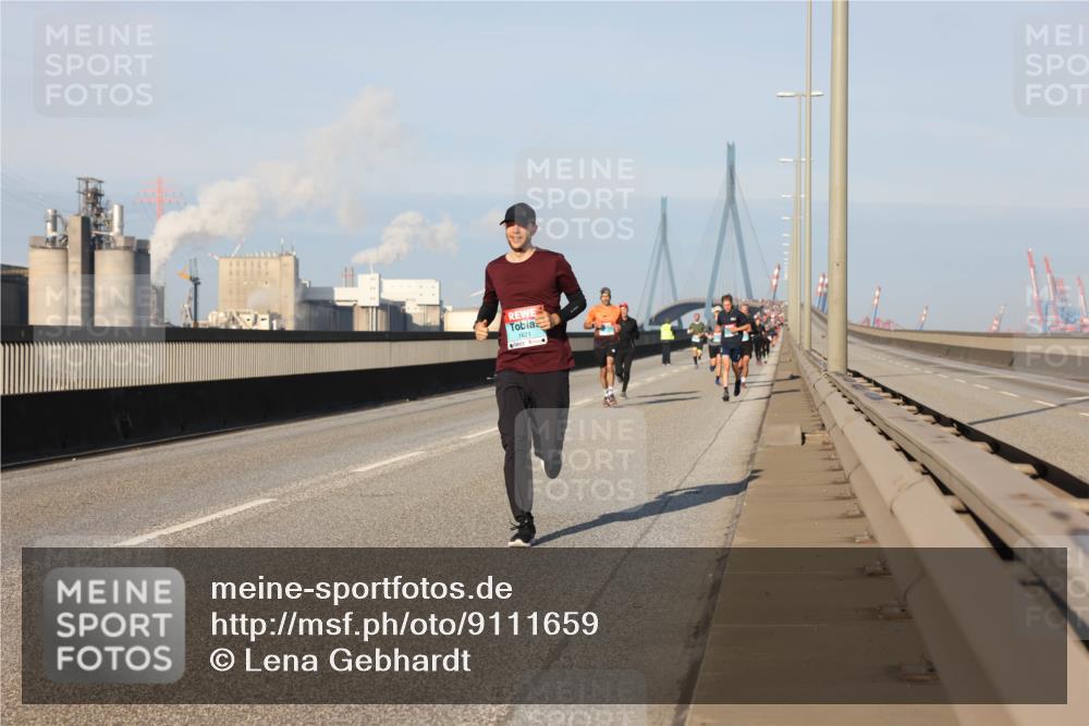 03.10.2025 - Köhlbrandbrückenlauf Lena Gebhardt http://msf.ph/oto/9111659 03.10.2025 09:41:59 Position 2 1421 meine-sportfotos.de