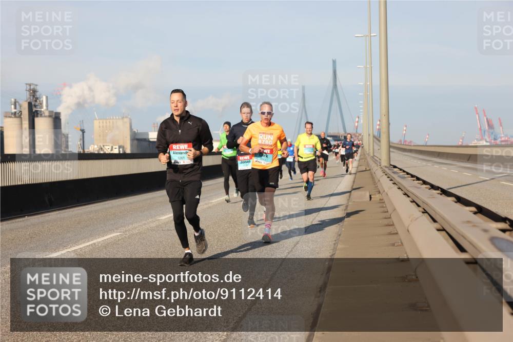 03.10.2025 - Köhlbrandbrückenlauf Lena Gebhardt http://msf.ph/oto/9112414 03.10.2025 09:42:26 Position 2 1261 meine-sportfotos.de