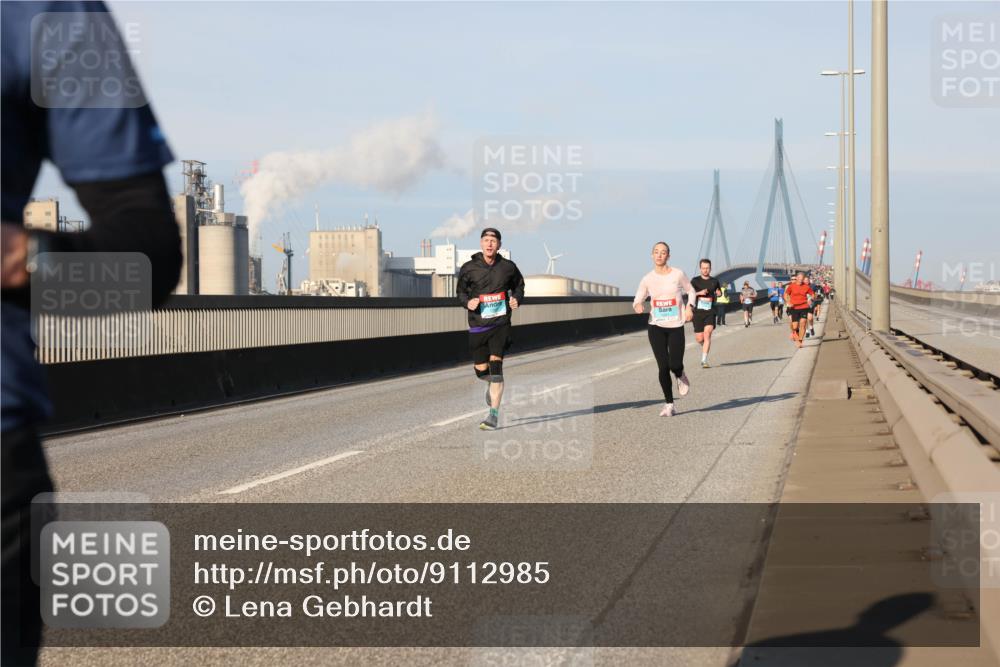 03.10.2025 - Köhlbrandbrückenlauf Lena Gebhardt http://msf.ph/oto/9112985 03.10.2025 09:42:37 Position 2  meine-sportfotos.de