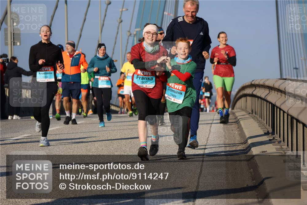 03.10.2025 - Köhlbrandbrückenlauf Strokosch-Dieckow http://msf.ph/oto/9114247 03.10.2025 09:49:02 Position 2 1204, 3500, 3499 meine-sportfotos.de