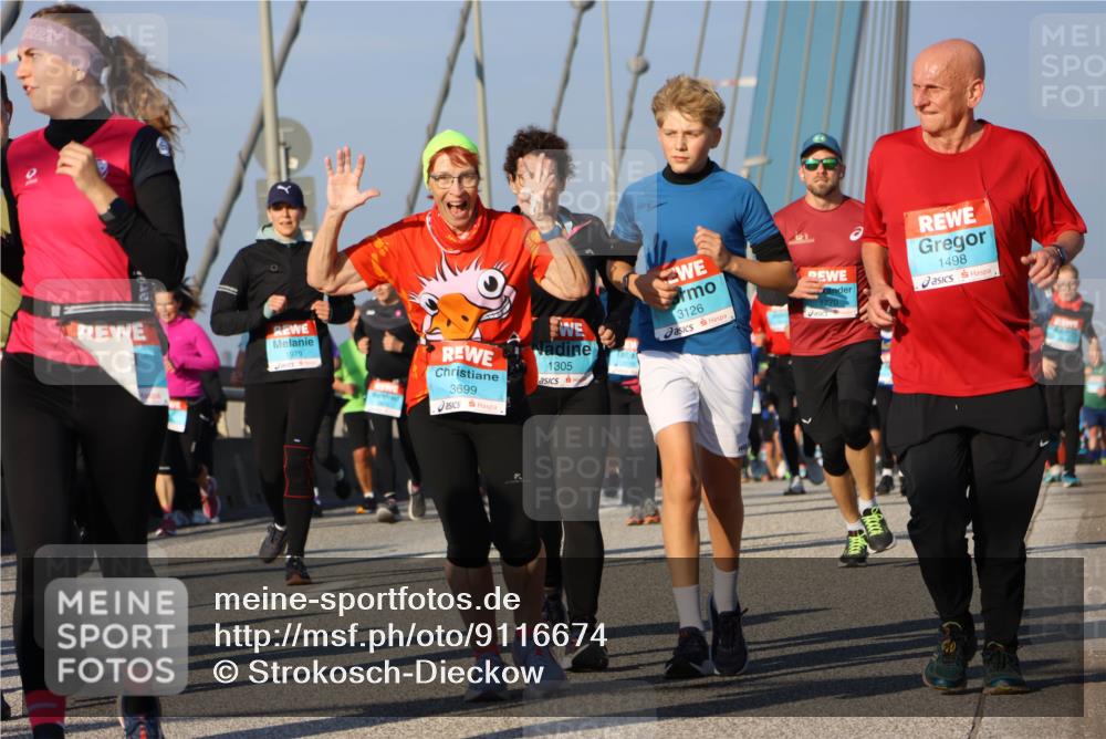 03.10.2025 - Köhlbrandbrückenlauf Strokosch-Dieckow http://msf.ph/oto/9116674 03.10.2025 09:49:42 Position 2 1979, 3699, 1305, 3126, 1498 meine-sportfotos.de