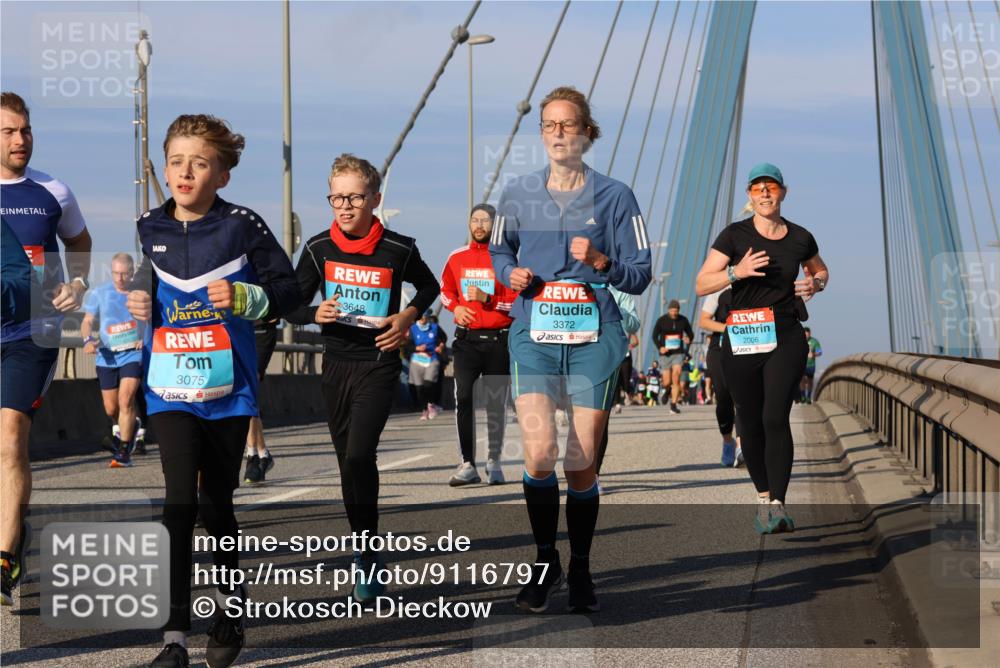 03.10.2025 - Köhlbrandbrückenlauf Strokosch-Dieckow http://msf.ph/oto/9116797 03.10.2025 09:49:54 Position 2 3075, 3648, 3372, 2006 meine-sportfotos.de
