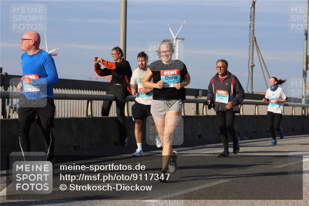 03.10.2025 - Köhlbrandbrückenlauf Strokosch-Dieckow http://msf.ph/oto/9117347 03.10.2025 09:50:52 Position 2 1322, 1513, 1287 meine-sportfotos.de