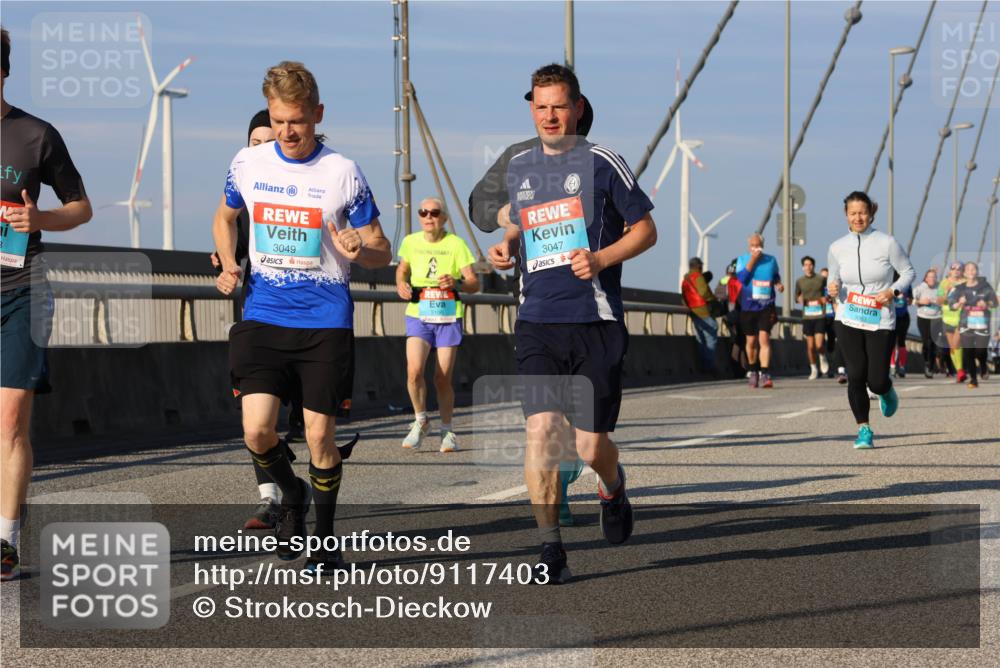 03.10.2025 - Köhlbrandbrückenlauf Strokosch-Dieckow http://msf.ph/oto/9117403 03.10.2025 09:51:01 Position 2 3049, 3047 meine-sportfotos.de