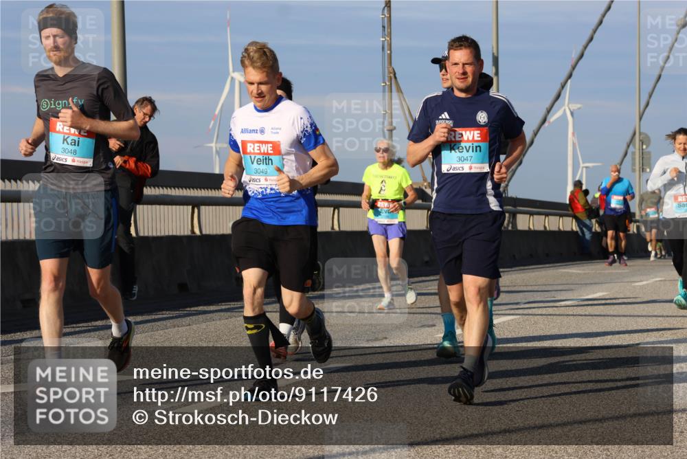 03.10.2025 - Köhlbrandbrückenlauf Strokosch-Dieckow http://msf.ph/oto/9117426 03.10.2025 09:51:01 Position 2 3048, 3049, 3047 meine-sportfotos.de