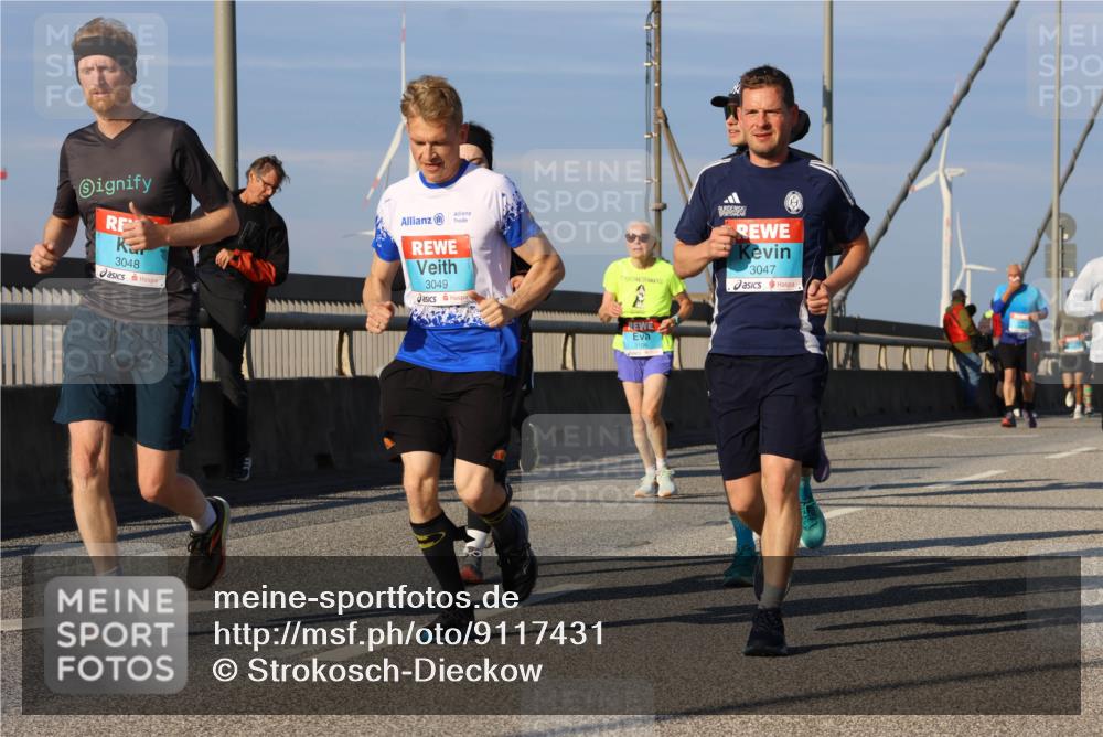 03.10.2025 - Köhlbrandbrückenlauf Strokosch-Dieckow http://msf.ph/oto/9117431 03.10.2025 09:51:01 Position 2 3048, 3049, 3047 meine-sportfotos.de