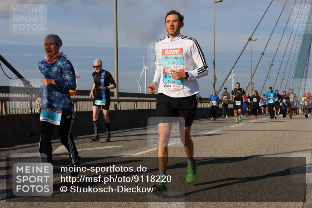 03.10.2025 - Köhlbrandbrückenlauf Strokosch-Dieckow http://msf.ph/oto/9118220 03.10.2025 09:52:19 Position 2 3823, 2368, 2454 meine-sportfotos.de