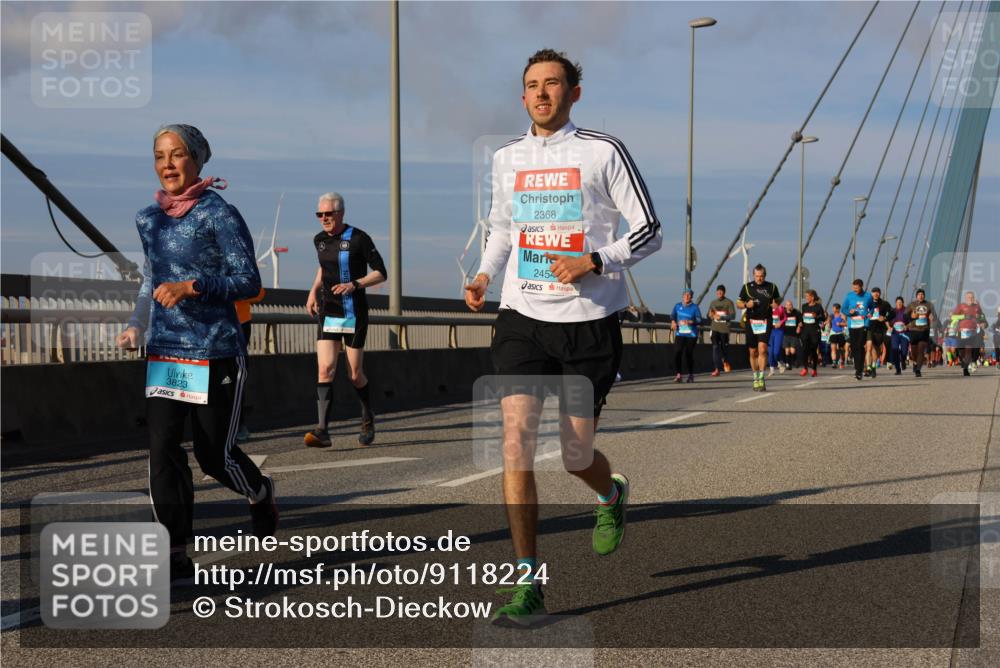 03.10.2025 - Köhlbrandbrückenlauf Strokosch-Dieckow http://msf.ph/oto/9118224 03.10.2025 09:52:19 Position 2 3823, 2368, 2454 meine-sportfotos.de
