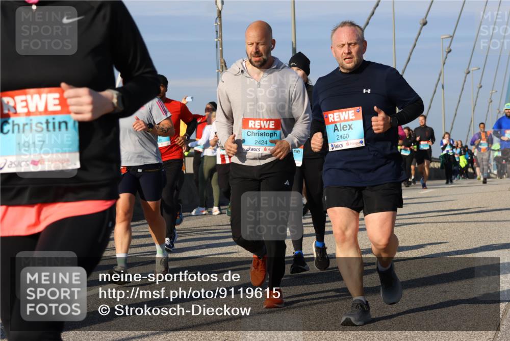 03.10.2025 - Köhlbrandbrückenlauf Strokosch-Dieckow http://msf.ph/oto/9119615 03.10.2025 09:53:42 Position 2 1917, 40, 2424, 2460 meine-sportfotos.de