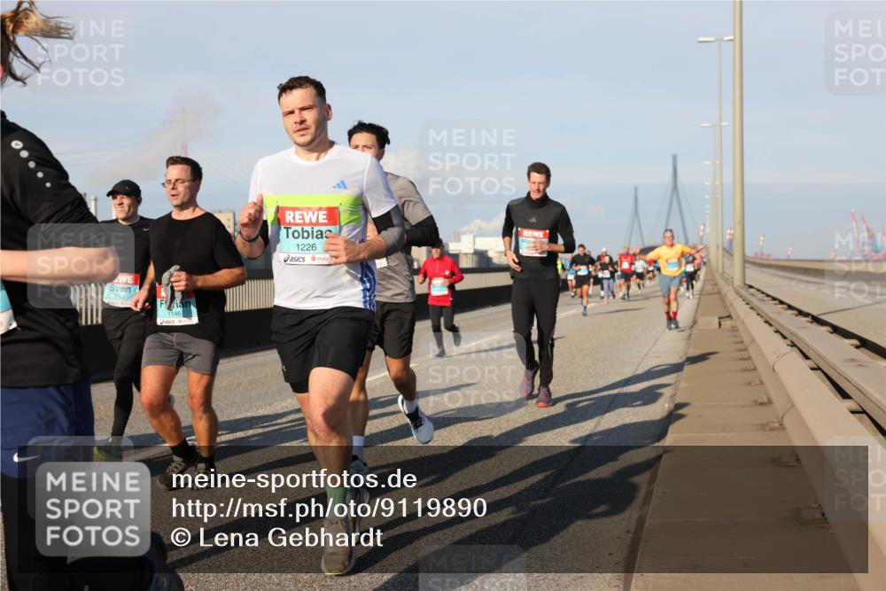 03.10.2025 - Köhlbrandbrückenlauf Lena Gebhardt http://msf.ph/oto/9119890 03.10.2025 09:45:45 Position 2 1043, 1146, 1226 meine-sportfotos.de