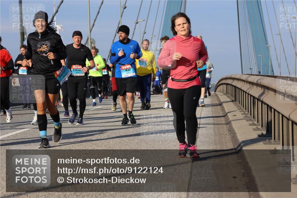03.10.2025 - Köhlbrandbrückenlauf Strokosch-Dieckow http://msf.ph/oto/9122124 03.10.2025 09:58:46 Position 2 3044, 3443, 3441 meine-sportfotos.de