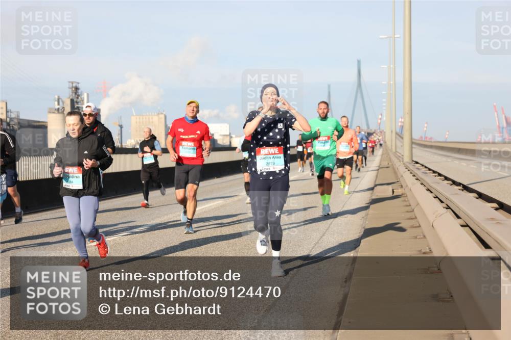 03.10.2025 - Köhlbrandbrückenlauf Lena Gebhardt http://msf.ph/oto/9124470 03.10.2025 09:45:54 Position 2 284, 2979 meine-sportfotos.de