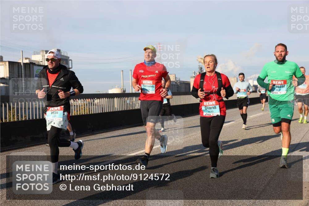 03.10.2025 - Köhlbrandbrückenlauf Lena Gebhardt http://msf.ph/oto/9124572 03.10.2025 09:45:56 Position 2 1130, 1219, 3630, 3041 meine-sportfotos.de