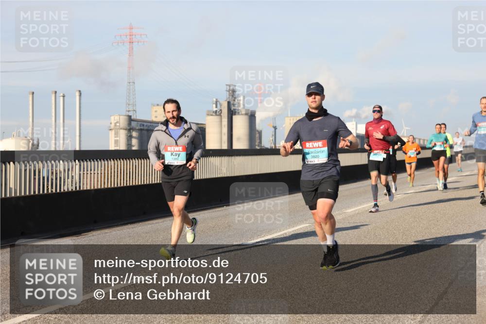 03.10.2025 - Köhlbrandbrückenlauf Lena Gebhardt http://msf.ph/oto/9124705 03.10.2025 09:46:00 Position 2 1380, 3820 meine-sportfotos.de