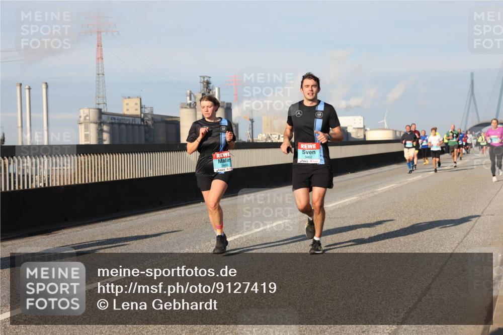 03.10.2025 - Köhlbrandbrückenlauf Lena Gebhardt http://msf.ph/oto/9127419 03.10.2025 09:47:14 Position 2 3465, 3462 meine-sportfotos.de