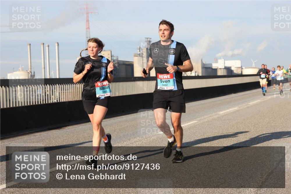 03.10.2025 - Köhlbrandbrückenlauf Lena Gebhardt http://msf.ph/oto/9127436 03.10.2025 09:47:14 Position 2 3465, 3462 meine-sportfotos.de