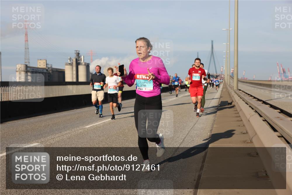 03.10.2025 - Köhlbrandbrückenlauf Lena Gebhardt http://msf.ph/oto/9127461 03.10.2025 09:47:20 Position 2 3766, 19 meine-sportfotos.de