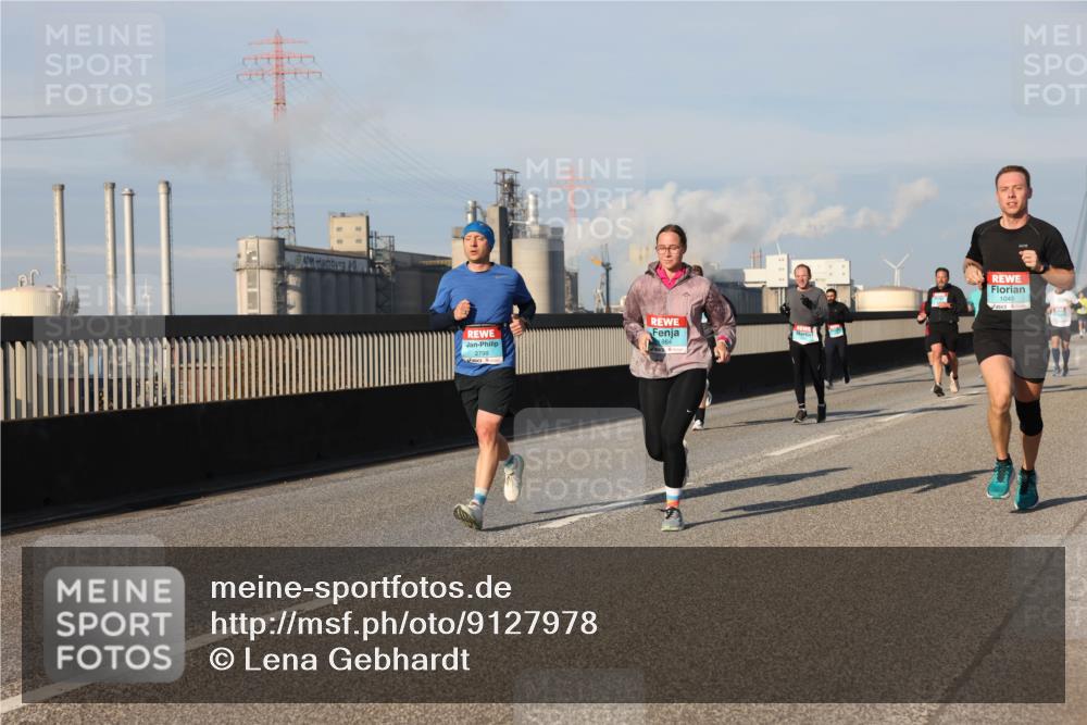 03.10.2025 - Köhlbrandbrückenlauf Lena Gebhardt http://msf.ph/oto/9127978 03.10.2025 09:47:50 Position 2 2798, 1864, 1045 meine-sportfotos.de