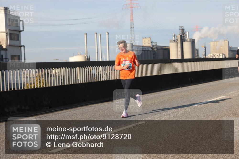 03.10.2025 - Köhlbrandbrückenlauf Lena Gebhardt http://msf.ph/oto/9128720 03.10.2025 09:48:28 Position 2  meine-sportfotos.de