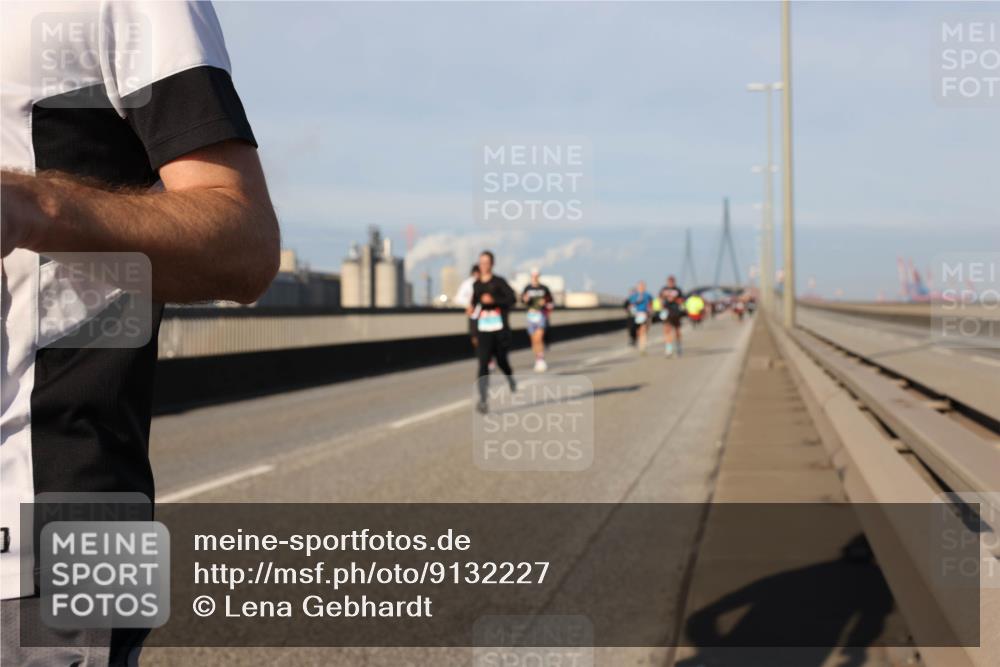 03.10.2025 - Köhlbrandbrückenlauf Lena Gebhardt http://msf.ph/oto/9132227 03.10.2025 09:50:22 Position 2  meine-sportfotos.de