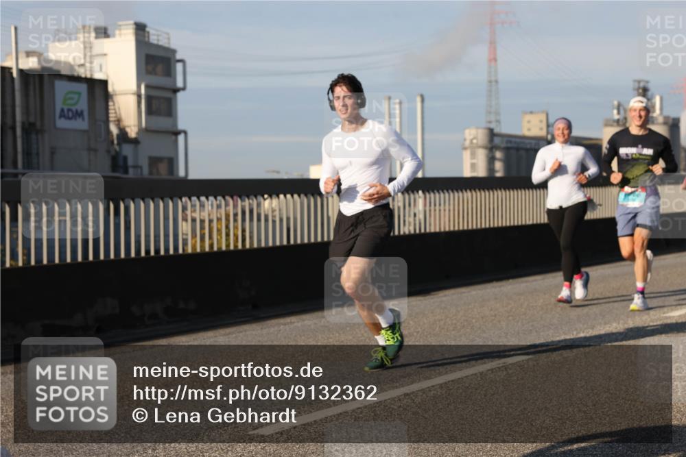 03.10.2025 - Köhlbrandbrückenlauf Lena Gebhardt http://msf.ph/oto/9132362 03.10.2025 09:50:25 Position 2  meine-sportfotos.de