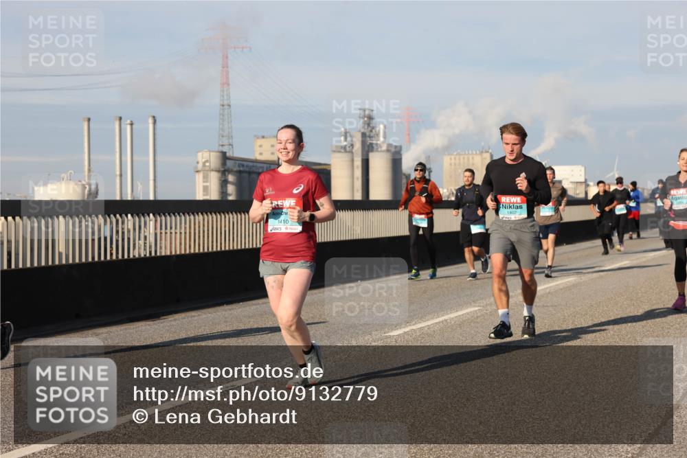 03.10.2025 - Köhlbrandbrückenlauf Lena Gebhardt http://msf.ph/oto/9132779 03.10.2025 09:50:40 Position 2 1410, 1402 meine-sportfotos.de