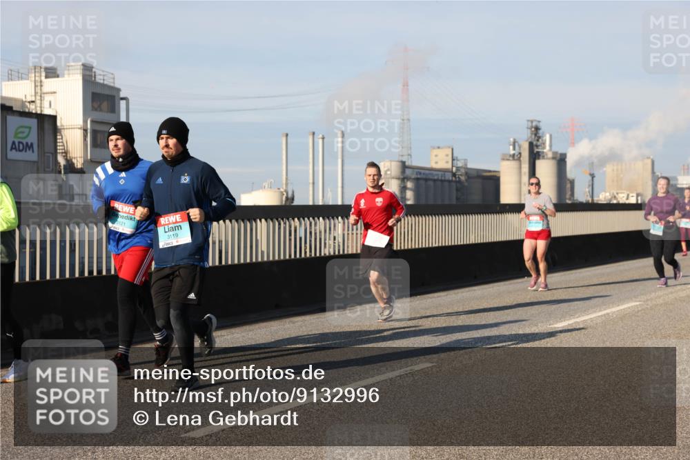 03.10.2025 - Köhlbrandbrückenlauf Lena Gebhardt http://msf.ph/oto/9132996 03.10.2025 09:50:53 Position 2 3121, 3119 meine-sportfotos.de