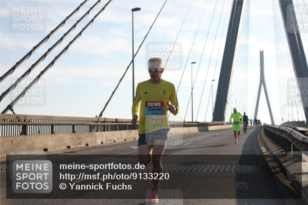 03.10.2025 - Köhlbrandbrückenlauf Yannick Fuchs http://msf.ph/oto/9133220 03.10.2025 08:20:05 Position 1 1044 meine-sportfotos.de