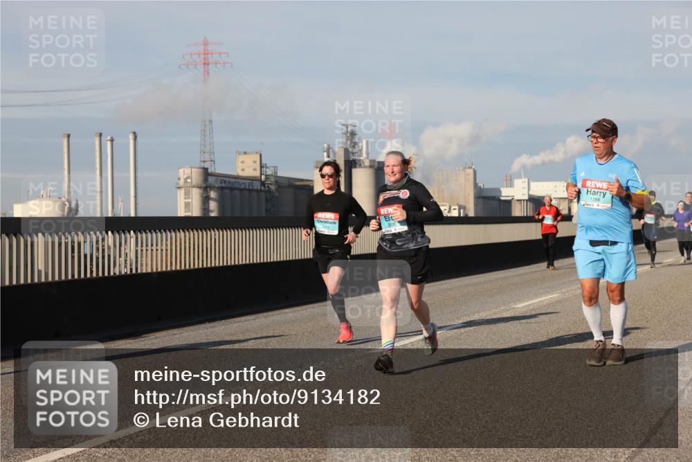 03.10.2025 - Köhlbrandbrückenlauf Lena Gebhardt http://msf.ph/oto/9134182 03.10.2025 09:52:19 Position 2 4, 1413, 3006, 1286 meine-sportfotos.de