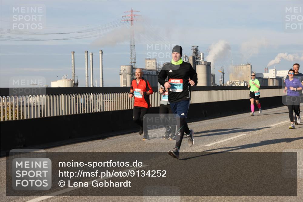 03.10.2025 - Köhlbrandbrückenlauf Lena Gebhardt http://msf.ph/oto/9134252 03.10.2025 09:52:25 Position 2  meine-sportfotos.de