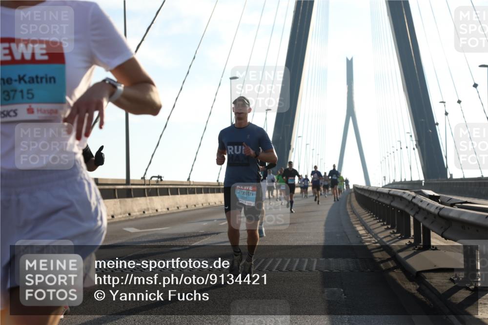 03.10.2025 - Köhlbrandbrückenlauf Yannick Fuchs http://msf.ph/oto/9134421 03.10.2025 08:21:32 Position 1 3715, 2831 meine-sportfotos.de