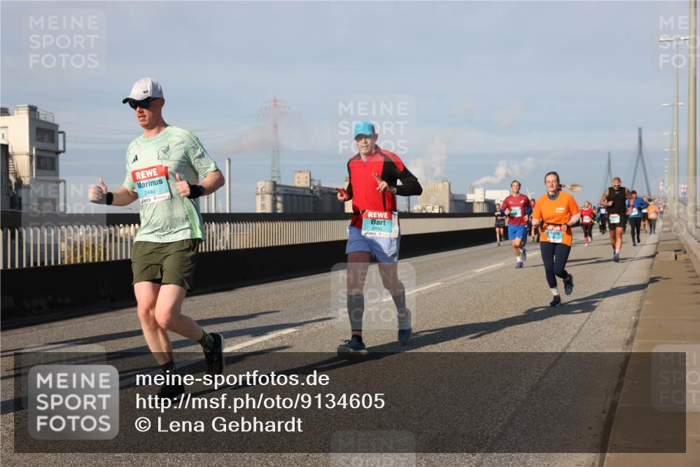 03.10.2025 - Köhlbrandbrückenlauf Lena Gebhardt http://msf.ph/oto/9134605 03.10.2025 09:52:46 Position 2 2449, 2450 meine-sportfotos.de