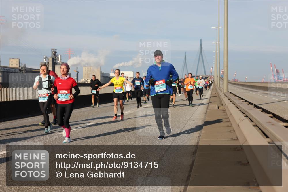 03.10.2025 - Köhlbrandbrückenlauf Lena Gebhardt http://msf.ph/oto/9134715 03.10.2025 09:52:53 Position 2 1919, 3524, 3202 meine-sportfotos.de