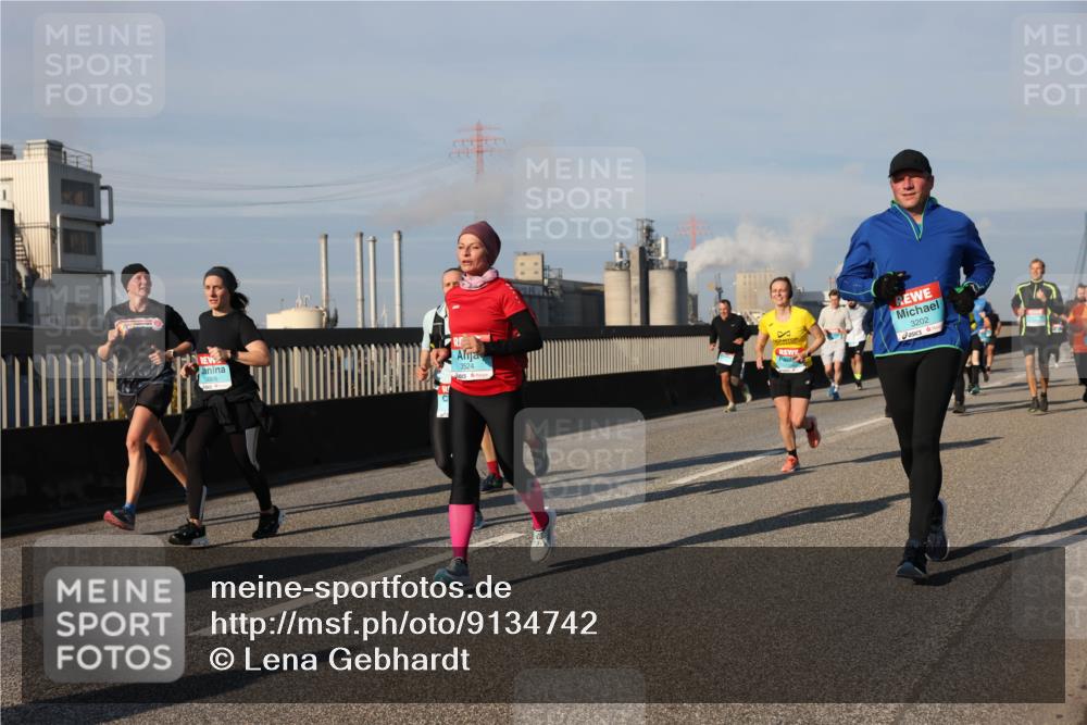 03.10.2025 - Köhlbrandbrückenlauf Lena Gebhardt http://msf.ph/oto/9134742 03.10.2025 09:52:54 Position 2 3068, 3524, 3202 meine-sportfotos.de