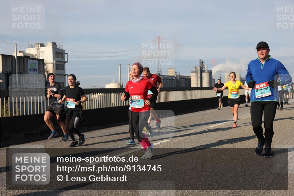 03.10.2025 - Köhlbrandbrückenlauf Lena Gebhardt http://msf.ph/oto/9134745 03.10.2025 09:52:54 Position 2 3524, 3202 meine-sportfotos.de