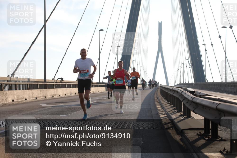 03.10.2025 - Köhlbrandbrückenlauf Yannick Fuchs http://msf.ph/oto/9134910 03.10.2025 08:22:08 Position 1 1048 meine-sportfotos.de