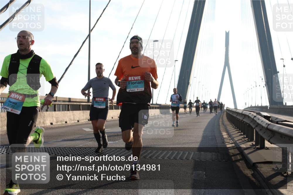 03.10.2025 - Köhlbrandbrückenlauf Yannick Fuchs http://msf.ph/oto/9134981 03.10.2025 08:22:12 Position 1 3720, 1069, 1101 meine-sportfotos.de