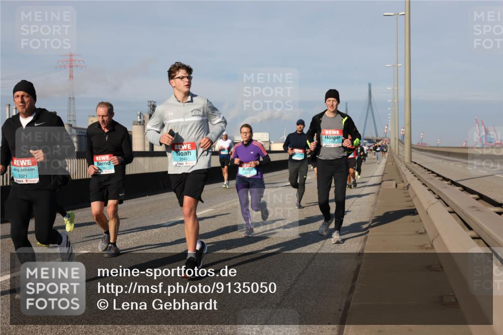 03.10.2025 - Köhlbrandbrückenlauf Lena Gebhardt http://msf.ph/oto/9135050 03.10.2025 09:53:14 Position 2 2040, 3321, 1786, 2015, 1192 meine-sportfotos.de