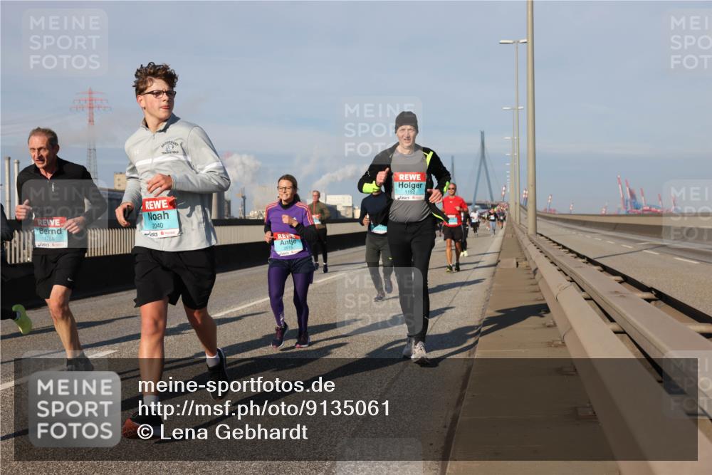 03.10.2025 - Köhlbrandbrückenlauf Lena Gebhardt http://msf.ph/oto/9135061 03.10.2025 09:53:14 Position 2 1786, 2040, 2015, 1192 meine-sportfotos.de
