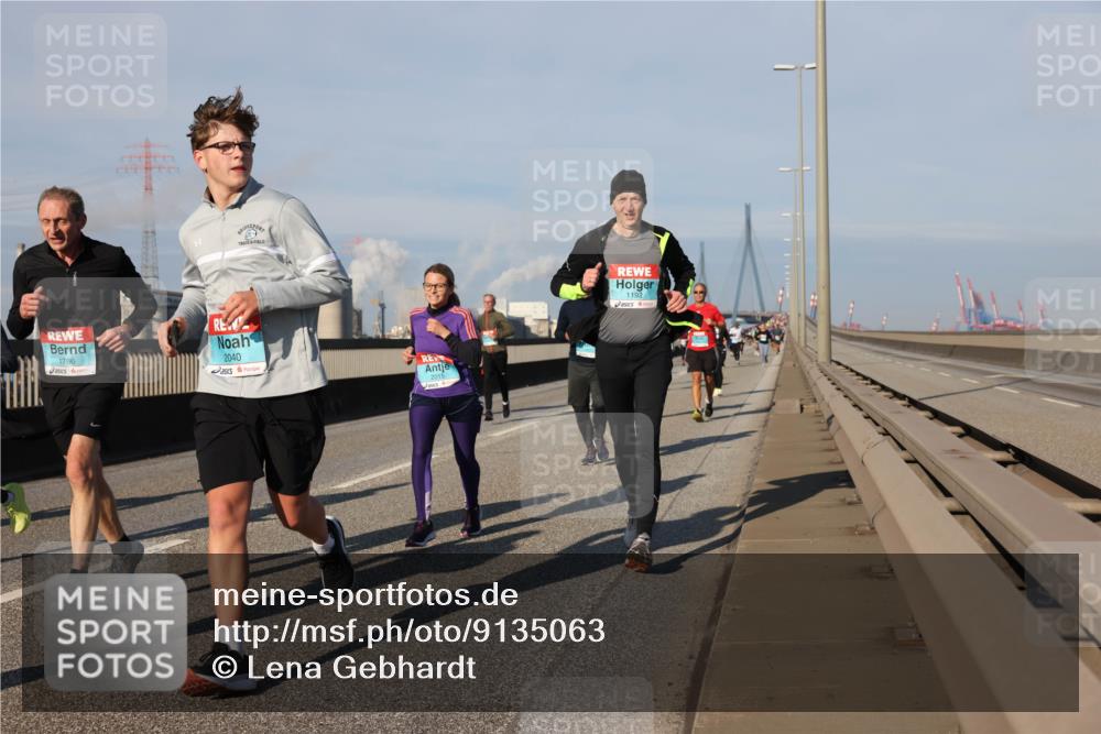 03.10.2025 - Köhlbrandbrückenlauf Lena Gebhardt http://msf.ph/oto/9135063 03.10.2025 09:53:14 Position 2 1786, 2040, 1192 meine-sportfotos.de