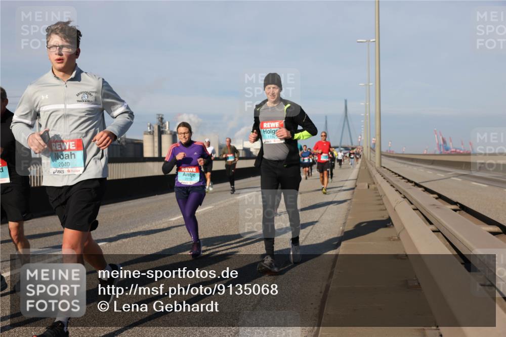 03.10.2025 - Köhlbrandbrückenlauf Lena Gebhardt http://msf.ph/oto/9135068 03.10.2025 09:53:15 Position 2 2040, 2015, 1192 meine-sportfotos.de