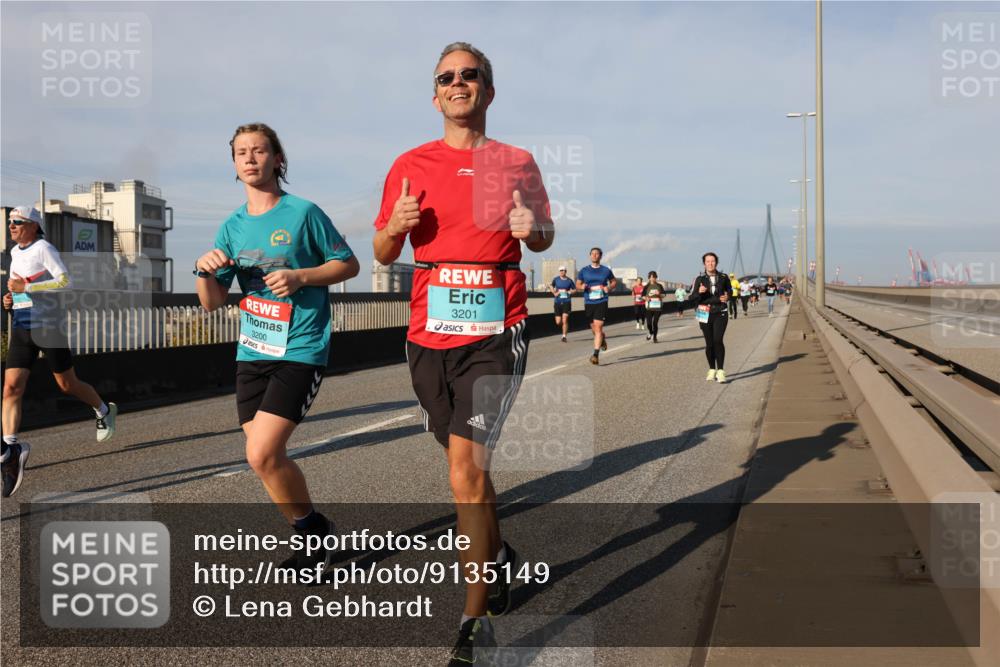 03.10.2025 - Köhlbrandbrückenlauf Lena Gebhardt http://msf.ph/oto/9135149 03.10.2025 09:53:19 Position 2 3200, 3201 meine-sportfotos.de