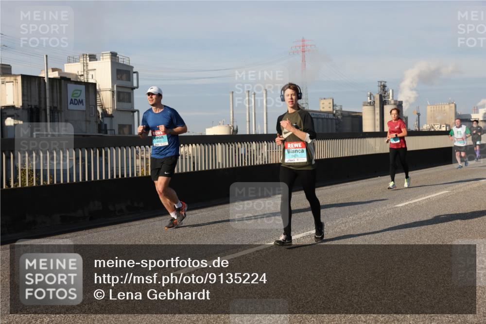 03.10.2025 - Köhlbrandbrückenlauf Lena Gebhardt http://msf.ph/oto/9135224 03.10.2025 09:53:24 Position 2 3653, 2471 meine-sportfotos.de